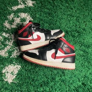 Air Jordan 1 Mid Black Gym Red